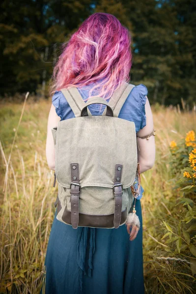 Frau mit Leinenrucksack. Vorlage gefälscht — Stockfoto