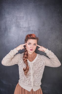 Bir şey hakkında onun Tapınağı düşünmeye parmak tutmak kadın 