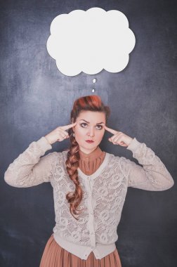 Bir şey hakkında onun Tapınağı düşünmeye parmak tutmak kadın 