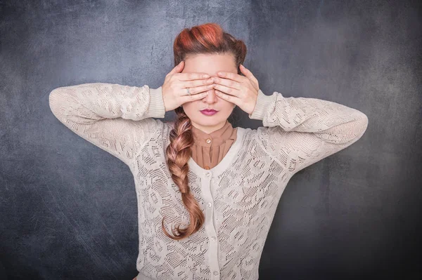 Mujer elegante que cubre sus ojos con las manos — Foto de Stock