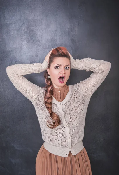 Loca gritando mujer en pizarra fondo — Foto de Stock