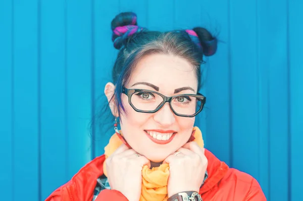 Jovem mulher hipster moda bonita com cabelo colorido — Fotografia de Stock