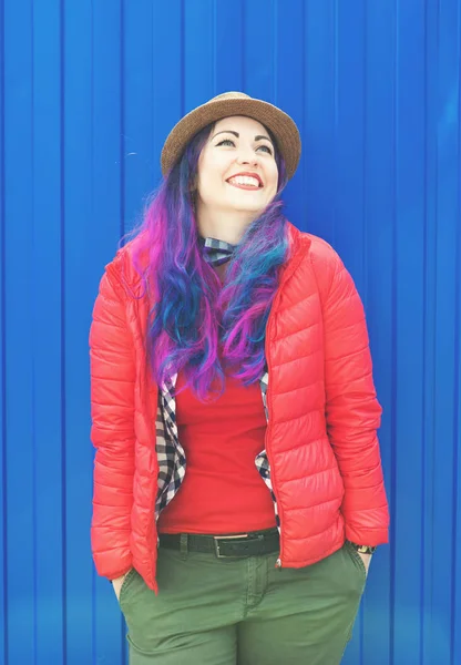 Мода хіпстер жінка з барвистим волоссям розважається — стокове фото