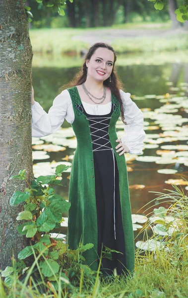 Hermosa mujer en vestido verde medieval cerca del río —  Fotos de Stock