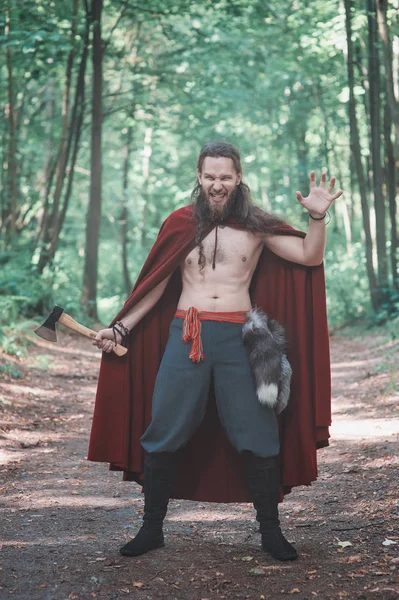 Guerrero hombre vikingo con hacha de hierro gritando — Foto de Stock