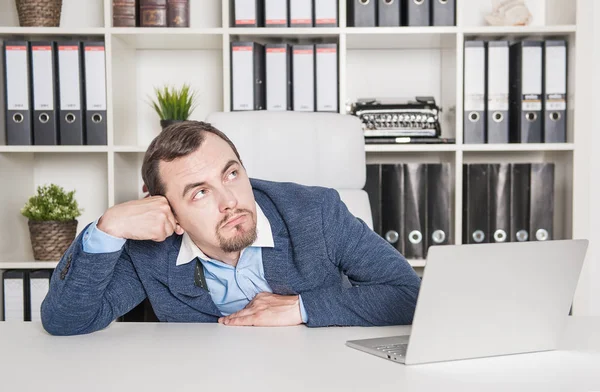 Annoiato giovane uomo d'affari in ufficio — Foto Stock