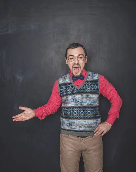 Homem de negócios irritado ou professor em quadro-negro — Fotografia de Stock