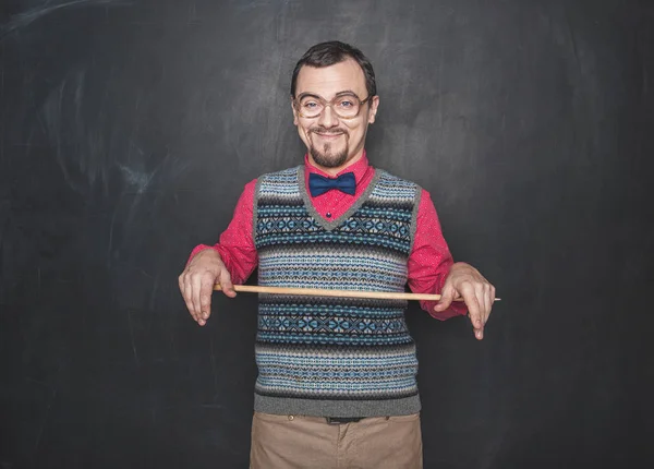 Engraçado professor feliz homem com ponteiro no quadro negro — Fotografia de Stock