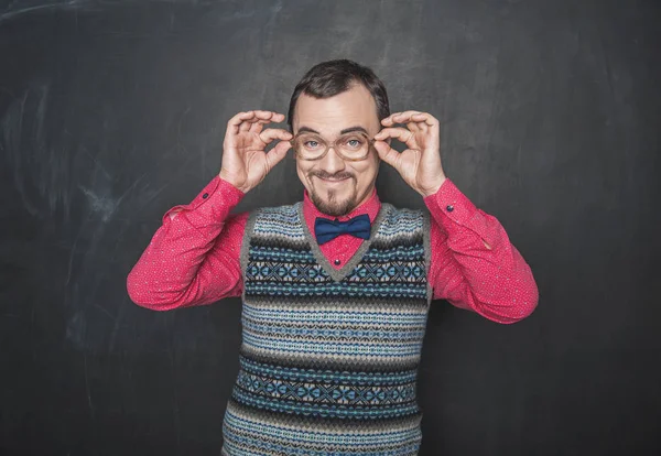 Vtipný retro styl učitel v brýlích při pohledu na vás na černé — Stock fotografie