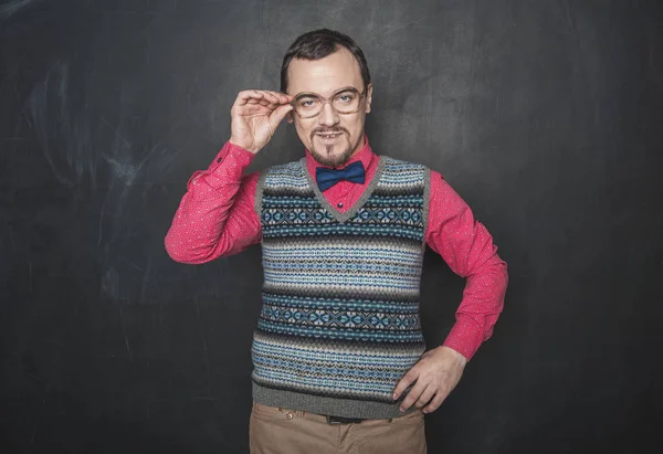 Vtipný retro styl učitel v brýlích při pohledu na vás na černé — Stock fotografie