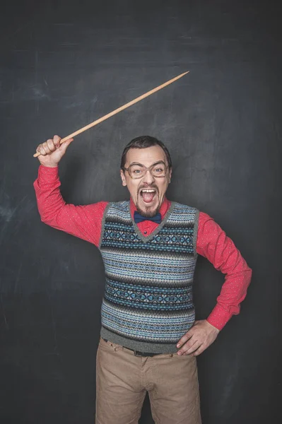 Boze zakenman of leraar met wijzer op schoolbord backgro — Stockfoto