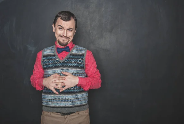 Gracioso profesor sonriente hombre o hombre de negocios en el fondo de pizarra — Foto de Stock