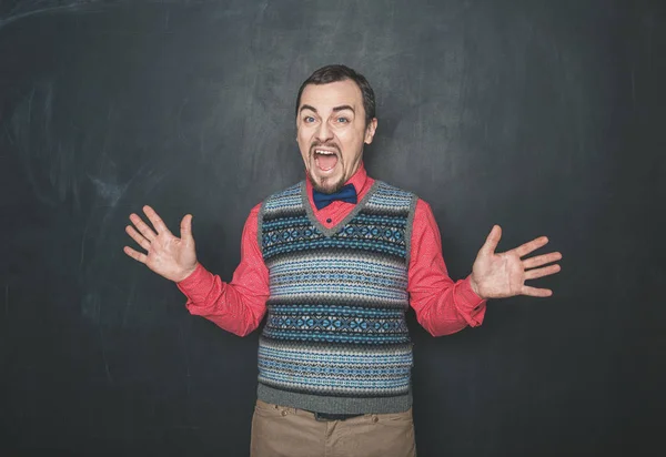 Αστεία θυμωμένος δάσκαλος ουρλιάζοντας ή επιχειρηματίας στον πίνακα — Φωτογραφία Αρχείου