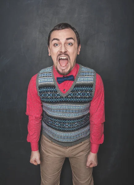 Engraçado irritado gritando professor ou homem de negócios no quadro negro — Fotografia de Stock