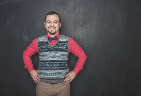 Gracioso profesor sonriente hombre o hombre de negocios en el fondo de pizarra — Foto de Stock