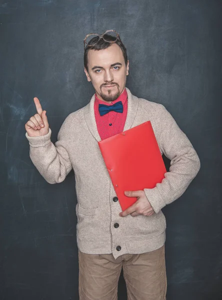 Divertido sonriente profesor hombre o hombre de negocios estilo retro en blackboa — Foto de Stock