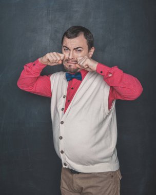 Komik klasik stil öğretmeni tahtada ağlıyor. 