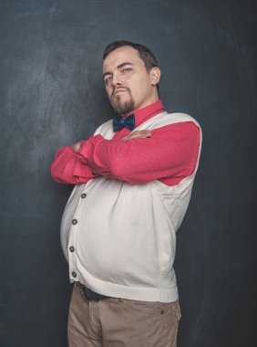 Gururlu, ciddi, komik, eski tarz patron tahtada. 