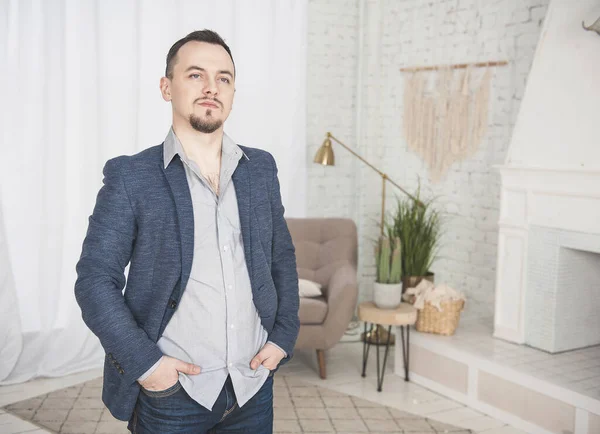 Hermoso hombre tranquilo de pie en casa —  Fotos de Stock