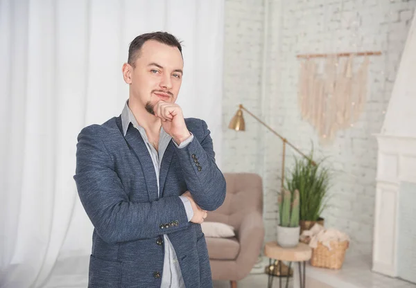 Guapo feliz hombre sonrisa de pie en casa — Foto de Stock