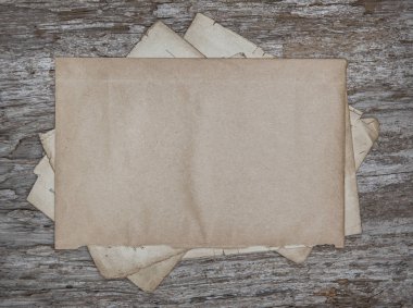 Antika ahşap tahta üzerinde eski bir kağıt levha.