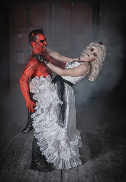 Linda Noiva Morta Dança Com Demônio Terrível Vermelho Cena Assustadora — Fotografia de Stock