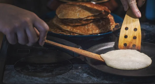 Hacer Delicioso Panqueque Una Sartén Hierro Cocina Casera Vista Cerca — Foto de Stock