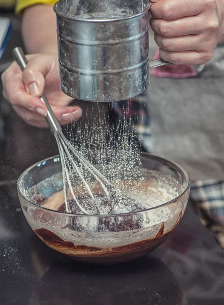 Десертный Крем Приготовления Лавового Торта Руками Стеклянной Миске Разбросанной Мукой — стоковое фото