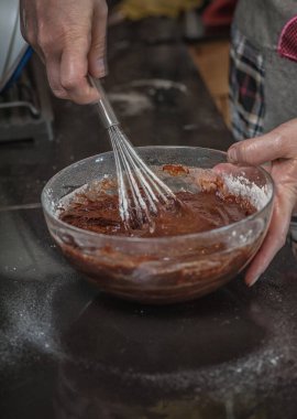 Çikolatalı tatlı hamuru cam kasede ellerle pişirmek 
