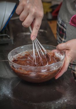 Elleri cam kasede pişirilmiş çikolatalı hamur tatlısı. Ev yemeği.