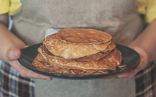 Gebratene Pfannkuchen Auf Teller Mit Frauenhänden — Stockfoto