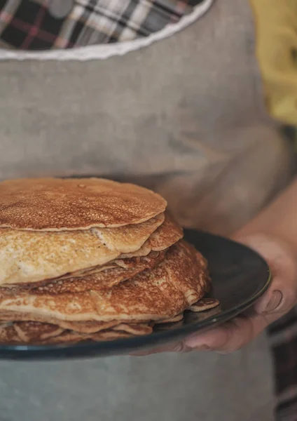 Gebakken Pannenkoeken Bord Met Vrouw Handen — Stockfoto