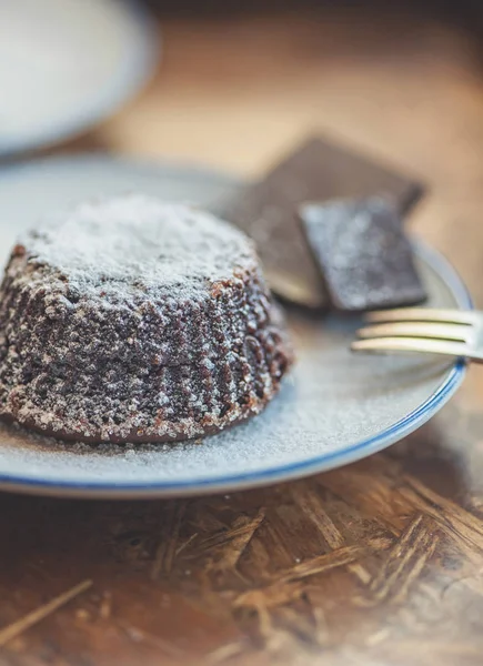 盘中自制巧克力甜食熔岩蛋糕 — 图库照片