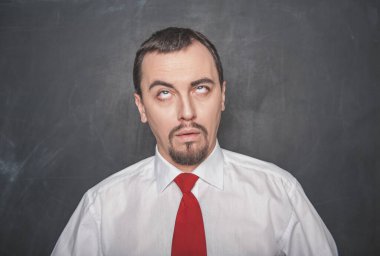 Tahta arka planda komik çılgın öğretmen veya iş adamı