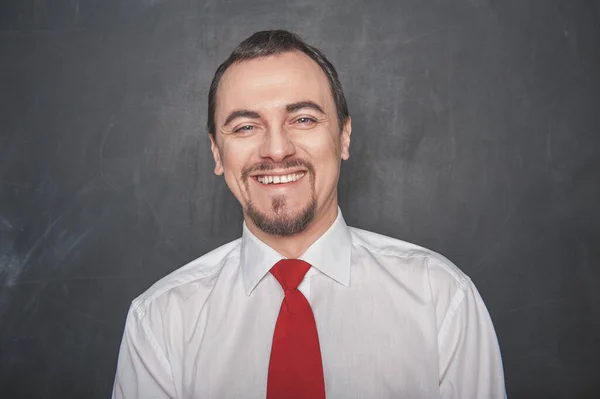 Engraçado Sorridente Professor Homem Homem Negócios Quadro Negro Fundo — Fotografia de Stock