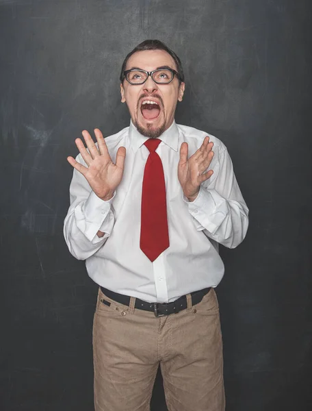 Смешной Сердитый Кричащий Учитель Бизнесмен Фоне Школьной Доски — стоковое фото