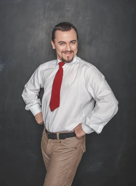 Смешной Улыбающийся Учитель Бизнесмен Фоне Доски — стоковое фото