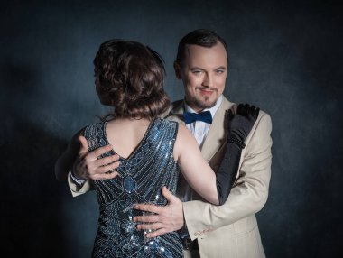 Güzel, zarif bir kadın ve yakışıklı bir erkeğin eski moda portresi.