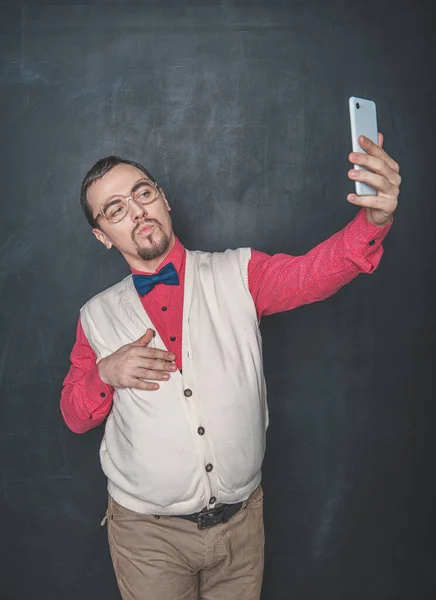 Retrato Engraçado Nerd Homem Fazendo Selfie Blackboard Fundo — Fotografia de Stock