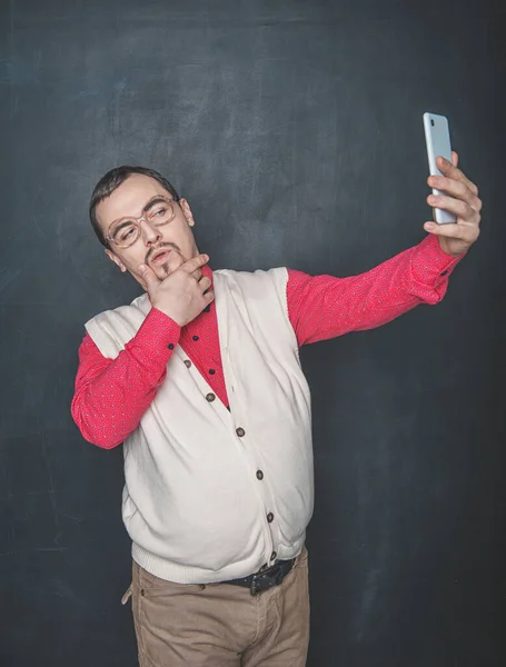 Retrato Engraçado Nerd Homem Fazendo Selfie Blackboard Fundo — Fotografia de Stock