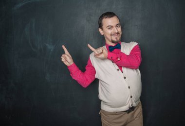 Komik gülümseyen klasik adam tahtada bir şey gösteriyor.