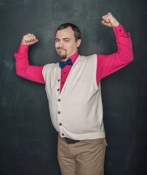 Lustige Nerd Vintage Stil Mann Lässt Seine Muskeln Auf Tafel — Stockfoto