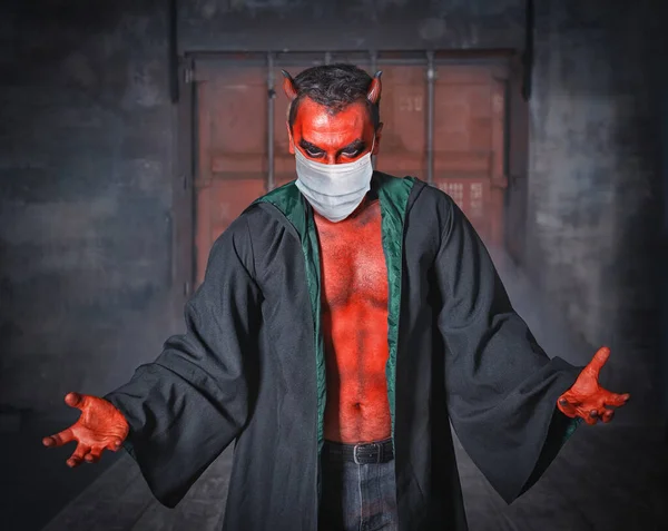 コロナウイルスのキャラクターに医療面マスクを身に着けている赤い鬼 流行概念 — ストック写真