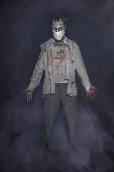 医療用フェイスマスクを着たゾンビ コロナウイルス パンデミック 黙示録の概念 — ストック写真