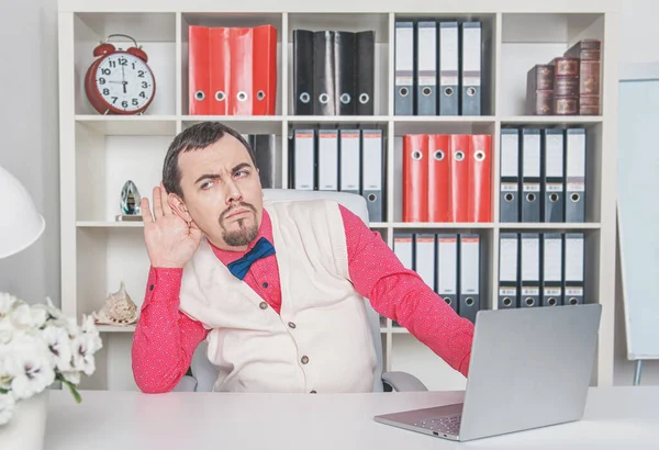 Vtipný Obchodní Muž Retro Styl Vyslechnout Práci Kanceláři — Stock fotografie