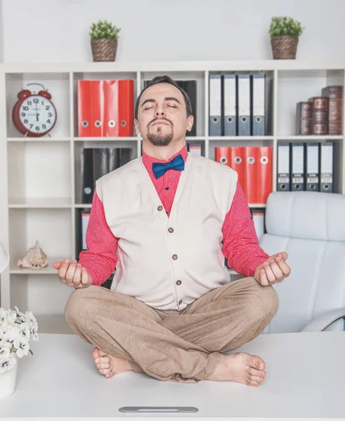 Vtipný Retro Styl Bosý Obchodní Muž Relaxační Kanceláři — Stock fotografie