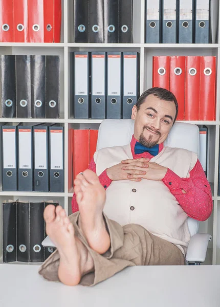 Αστεία Ρετρό Στυλ Ξυπόλυτος Επιχειρηματίας Χαλαρώνοντας Στο Γραφείο — Φωτογραφία Αρχείου