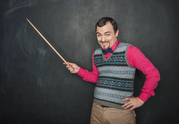 Grappig Giechelen Leraar Man Met Pointer Schoolbord Achtergrond — Stockfoto