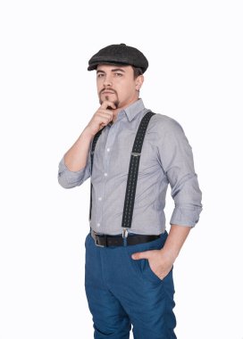 Beyaz şapkalı, geçmişe dönük yakışıklı bir genç.