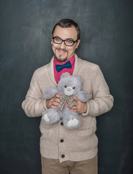 Lustiger Mann Retro Stil Mit Teddybär Spielzeug Auf Tafel Hintergrund — Stockfoto